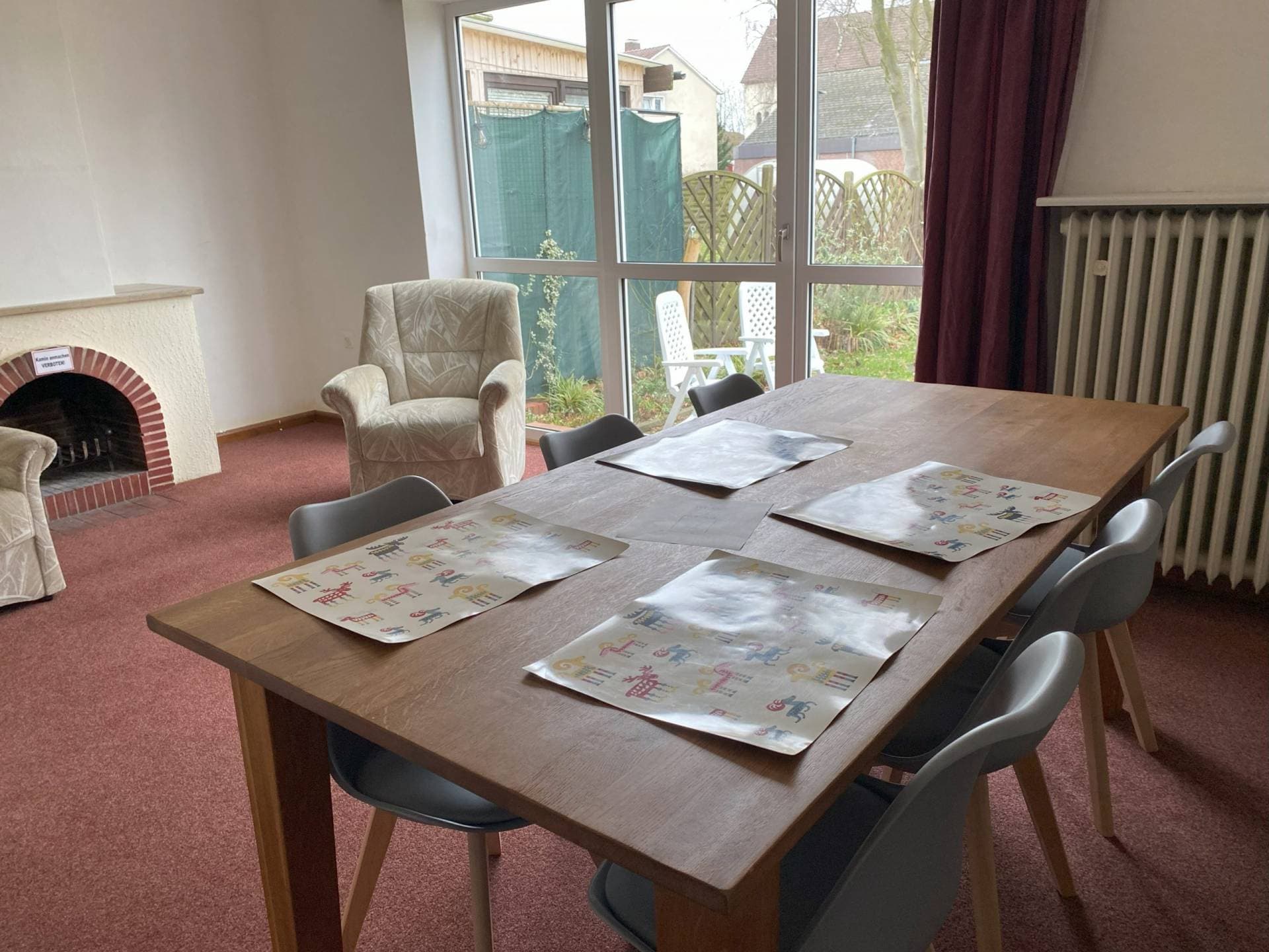 Wohn- und Essbereich mit Kamin und Esstisch – Monteurzimmer Herford